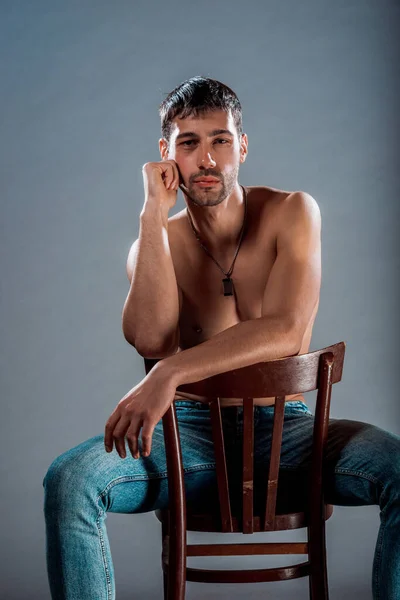 Atraente Jovem Modelo Masculino Posando Seminua Jeans Azuis Elegantes — Fotografia de Stock