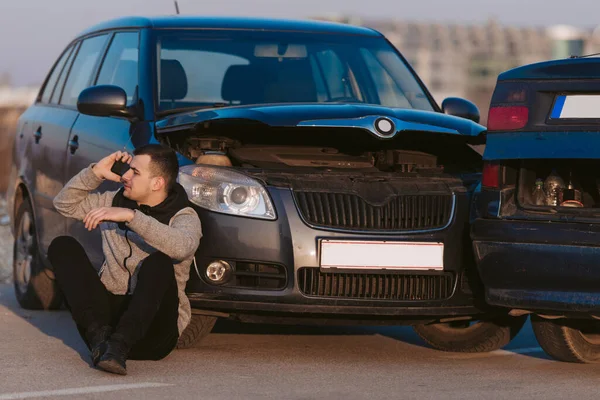 Dvě Auta Mají Nehodu Silnici Jeden Chlap Volá Pomoc — Stock fotografie