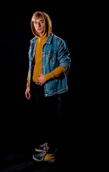 Retrato Cara Moda Usando Capuz Amarelo Jaqueta Jeans — Fotografia de Stock
