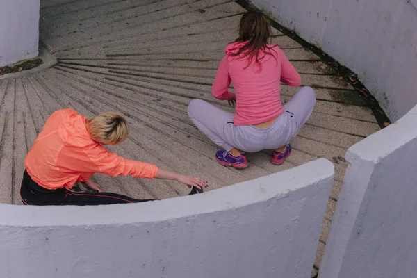 Attraktive Sportlerinnen Beim Stretching Einer Städtischen Umgebung — Stockfoto