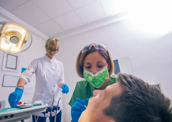 Jovem Garoto Paciente Está Sentado Cadeira Dentista Uma Dentista Feminina — Fotografia de Stock