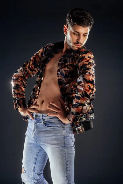 Joven Hombre Fresco Vestido Con Pantalones Estilo Moderno Chaqueta — Foto de Stock