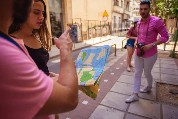 Genç Gezginler Turistik Bir Harita Okuyor Şehri Keşfediyorlar — Stok fotoğraf