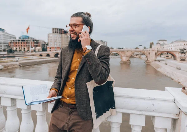 Joven Hipster Moderno Haciendo Una Llamada Telefónica Negocios Pasarela Del —  Fotos de Stock