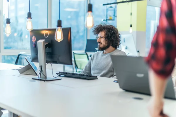 Mann Arbeitet Digitalem Projekt — Stockfoto