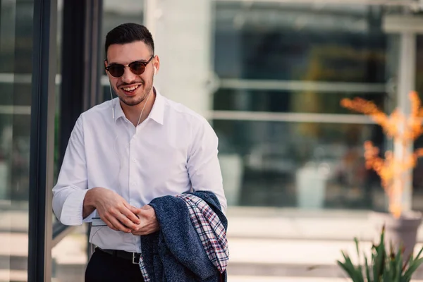 Empresário Urbano Está Tendo Uma Conversa Seu Telefone Discutindo Com — Fotografia de Stock