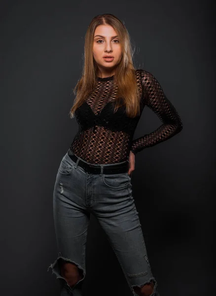 Kroppsfoto Snygg Kvinna Poserar Blå Trendiga Jeans Och Sexig Svart — Stockfoto