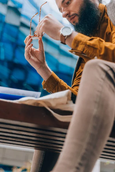 Joven Hipster Moderno Revisando Sus Gafas Plaza Ciudad — Foto de Stock