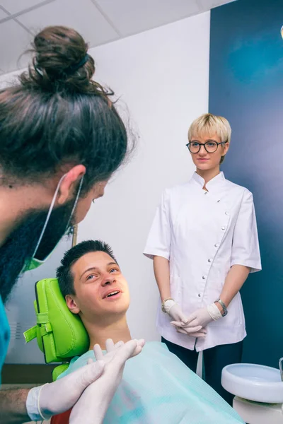 Feliz Paciente Adolescente Está Sonriendo Sus Dentistas Mientras Explican Tratamiento —  Fotos de Stock
