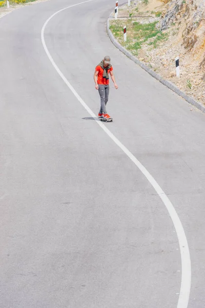 Longboarder Caucasien Masculin Chevauchant Descente Sur Une Route Vide Préparant — Photo