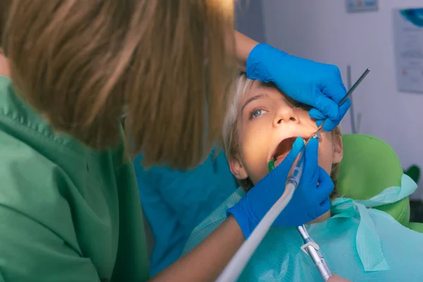Exame Dentário Detalhado Uma Paciente Sexo Feminino Consultório Dentista — Fotografia de Stock