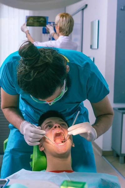 Dentysta Bada Zęby Nastolatka Krześle Dentystycznym Gabinecie Dentystycznym — Zdjęcie stockowe