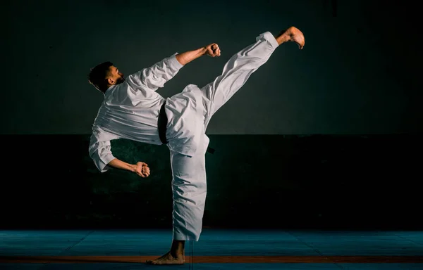 Fiatal Sportos Férfi Fehér Kimonóban Edzés Karate Kata Mozog Tornateremben — Stock Fotó