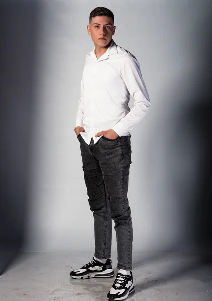 Modeporträt Eines Gutaussehenden Mannes Schwarzen Jeans Und Weißem Hemd — Stockfoto