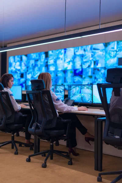 Vrouwelijke Bewakers Die Aan Computers Werken Terwijl Controlekamer Zitten — Stockfoto