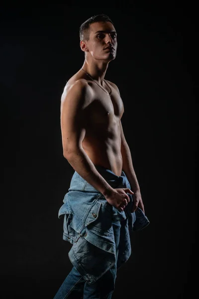 Сексуальный Мужчина Обнаженным Туловищем Позирующий Синих Джинсах Джинсовой Курткой Поясе — стоковое фото