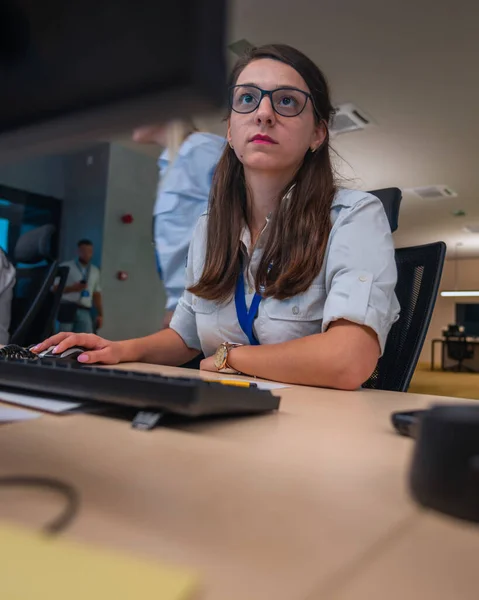 Guardas Segurança Sexo Feminino Trabalhando Computadores Enquanto Sentado Sala Controle — Fotografia de Stock