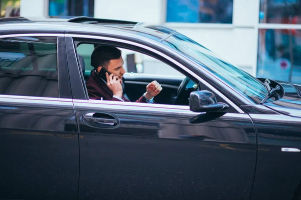 Homem Negócios Sério Está Tendo Uma Conversa Seu Telefone Enquanto — Fotografia de Stock