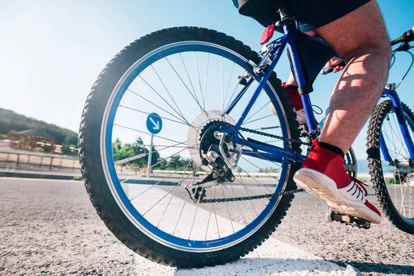日落时分 当太阳通过他的车轮时 骑自行车骑自行车骑自行车骑在柏油路上的男性骑手很健康 — 图库照片
