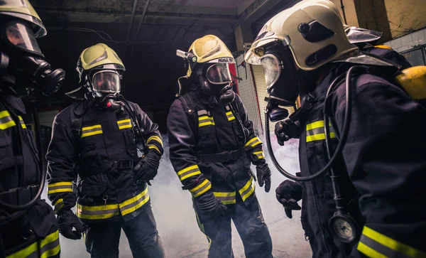 Grupo Bombeiros Corpo Bombeiros Verificando Seus Equipamentos Máscara Gás — Fotografia de Stock