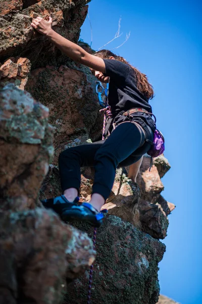 Junge Frau Steht Mit Kletterausrüstung Vor Einem Felsen Freien — Stockfoto