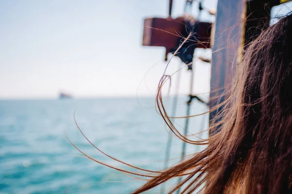 Женщина Смотрящая Море Сзади — стоковое фото