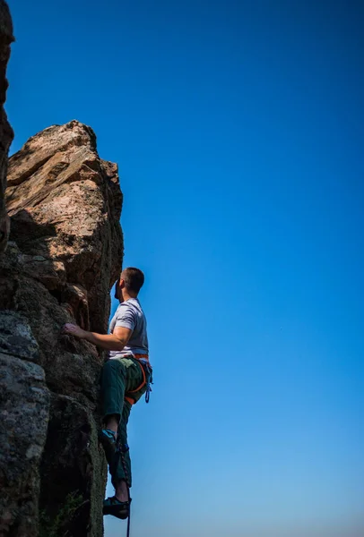 Чоловік Робить Велику Стіну Сходження Гори — стокове фото