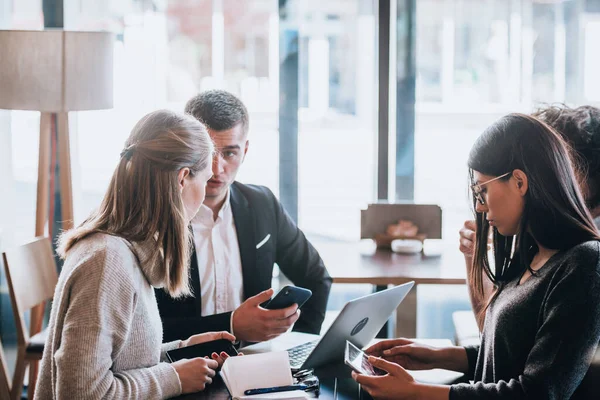 Giovani Uomini Donne Vestiti Abiti Eleganti Godendo Loro Caffè Bar — Foto Stock