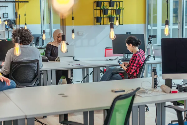 Reunión Negocios Entre Colegas Multiétnicos Una Empresa Nueva Creación Moderna — Foto de Stock