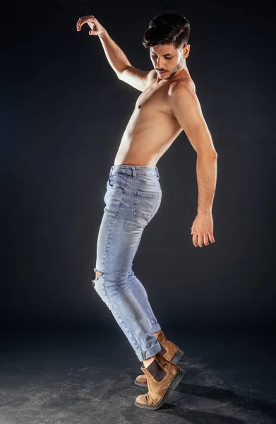 Ganzkörperaufnahme Eines Männlichen Modells Das Ohne Hemd Posiert — Stockfoto