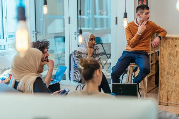 Incontro Affari Tra Colleghi Multietnici Una Moderna Startup — Foto Stock