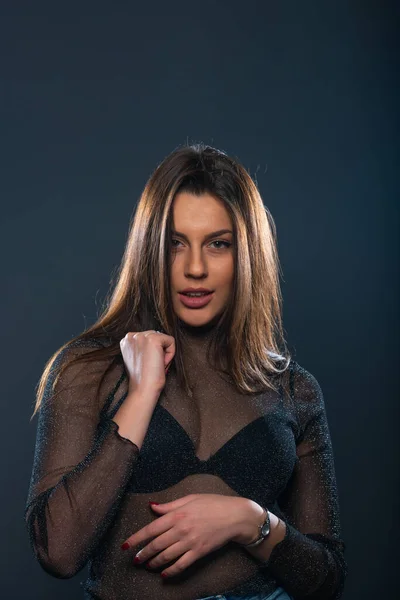 Retrato Sensual Una Atractiva Modelo Femenina Posando Camisa Transparente —  Fotos de Stock