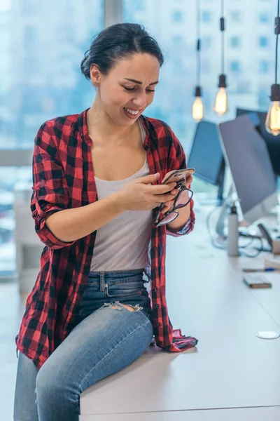 Geschäftsfrau Schreibt Einem Modernen Büro Eine Nachricht Auf Dem Smartphone — Stockfoto