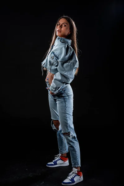 Porträt Eines Schönen Weiblichen Modells Posiert Trendiger Jeansjacke Und Blauer — Stockfoto