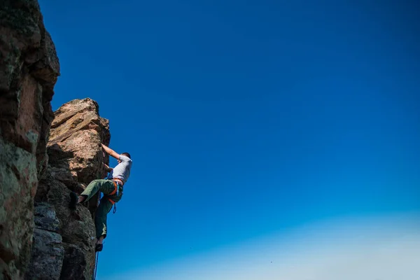 Muž Šplhající Velmi Strmé Hoře Proti Krásnému Výhledu Horolezectví — Stock fotografie