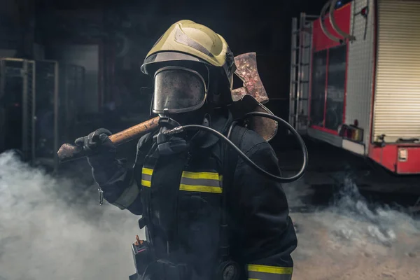 Портрет Пожежника Який Тримає Рятувальну Сокиру Темний Фон Димом Синім — стокове фото