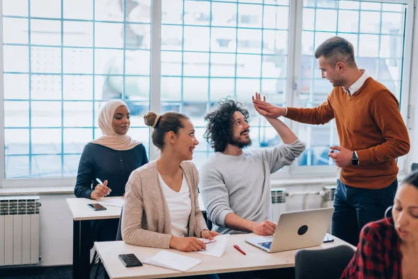 Innovatieve Zakenpartners Discussiëren Het Nieuwe Werkprogramma — Stockfoto