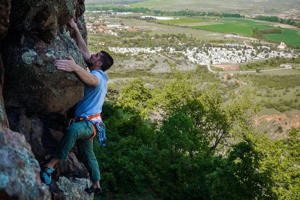 Aktif Yaşam Tarzı Doğada Spor Zor Bir Tırmanış Rotasının Üstesinden — Stok fotoğraf