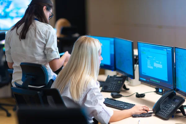 Beveiligingsbeambten Staan Voor Een Grote Cctv Monitor Bij — Stockfoto