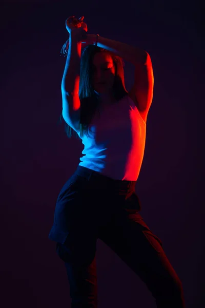 Ritratto Luce Blu Rossa Modello Femminile Sfondo Nero Alto Contrasto — Foto Stock