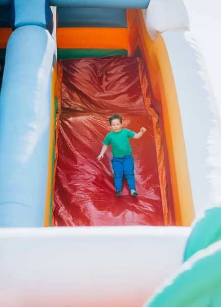 Fun Milující Chlapec Mít Dobrý Čas Velké Skluzavky Místním Karnevalu — Stock fotografie