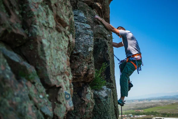 Moedige Zelfverzekerde Bergbeklimmer Maakt Harde Zet Haar Klimroute — Stockfoto