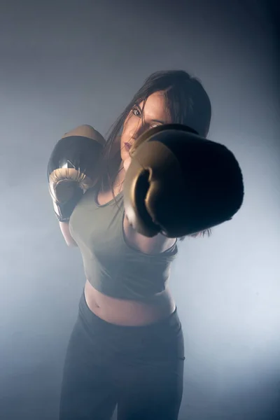 Mlhavý Obraz Mladé Sexy Žena Boxer Punching Přímý Hit Boxerskými — Stock fotografie