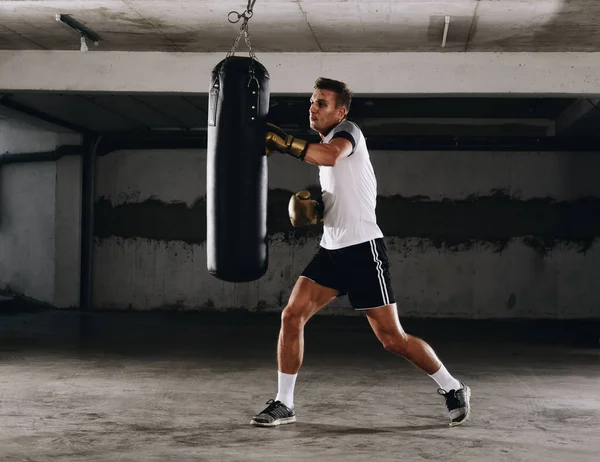 Jovem Atleta Treino Boxe Ginásio Fitness Fundo Escuro Homem Atlético — Fotografia de Stock