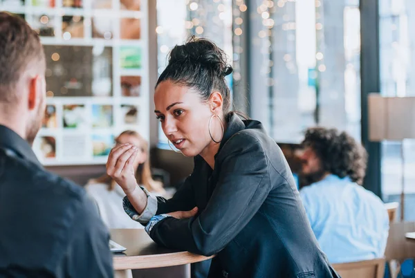 Atractivo Hombre Mujer Hablando Compartiendo Una Mesa Café —  Fotos de Stock