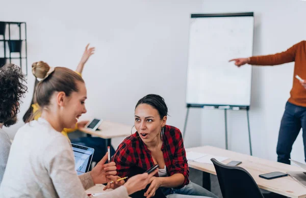 Jóvenes Compañeros Trabajo Modernos Que Tienen Discurso Sobre Las Nuevas — Foto de Stock