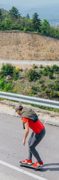 Hombre Caucásico Longboarder Montar Cuesta Abajo Camino Vacío Haciendo Giro —  Fotos de Stock