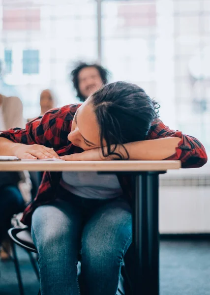 Niña Roja Montando Sobre Mesa Durante Una Conferencia Salón Clases — Foto de Stock