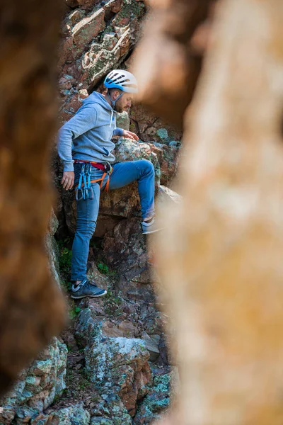 Güçlü Sportif Erkek Portresi Yazın Büyük Doğal Kayalara Tırmanıyor — Stok fotoğraf
