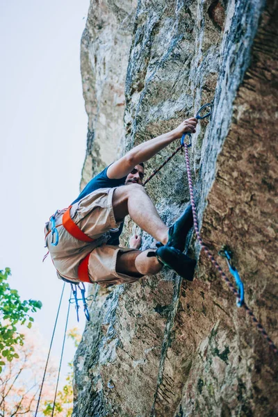 攀岩者自由攀岩健美运动模型悬挂在垂直的悬崖上 — 图库照片